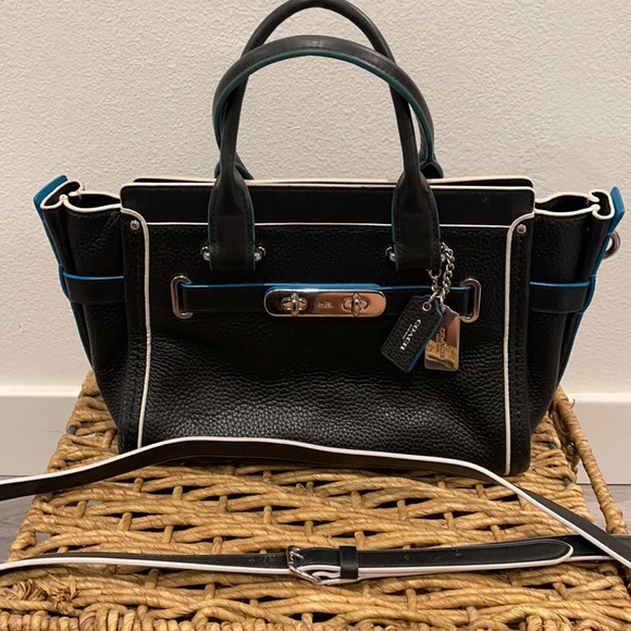 Coach Swagger in black pebbled leather - Picture 1 of 6